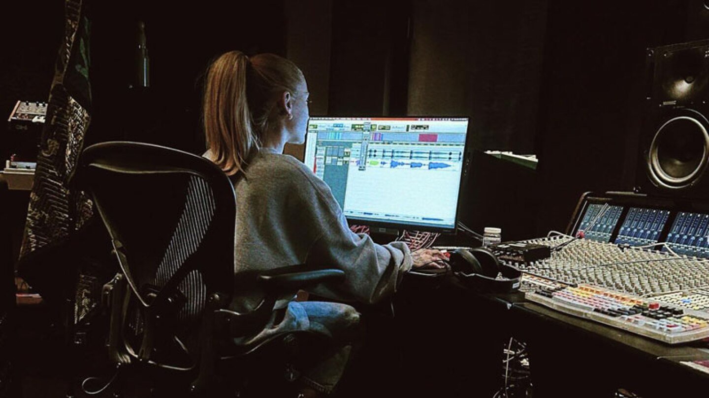 Ariana Grande en el estudio vuelve