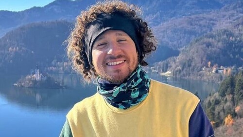 Luisito Comunica compra varios asientos en el cine para que no lo molesten