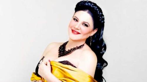 Alejandra Ávalos podría caracterizarse como una abuelita