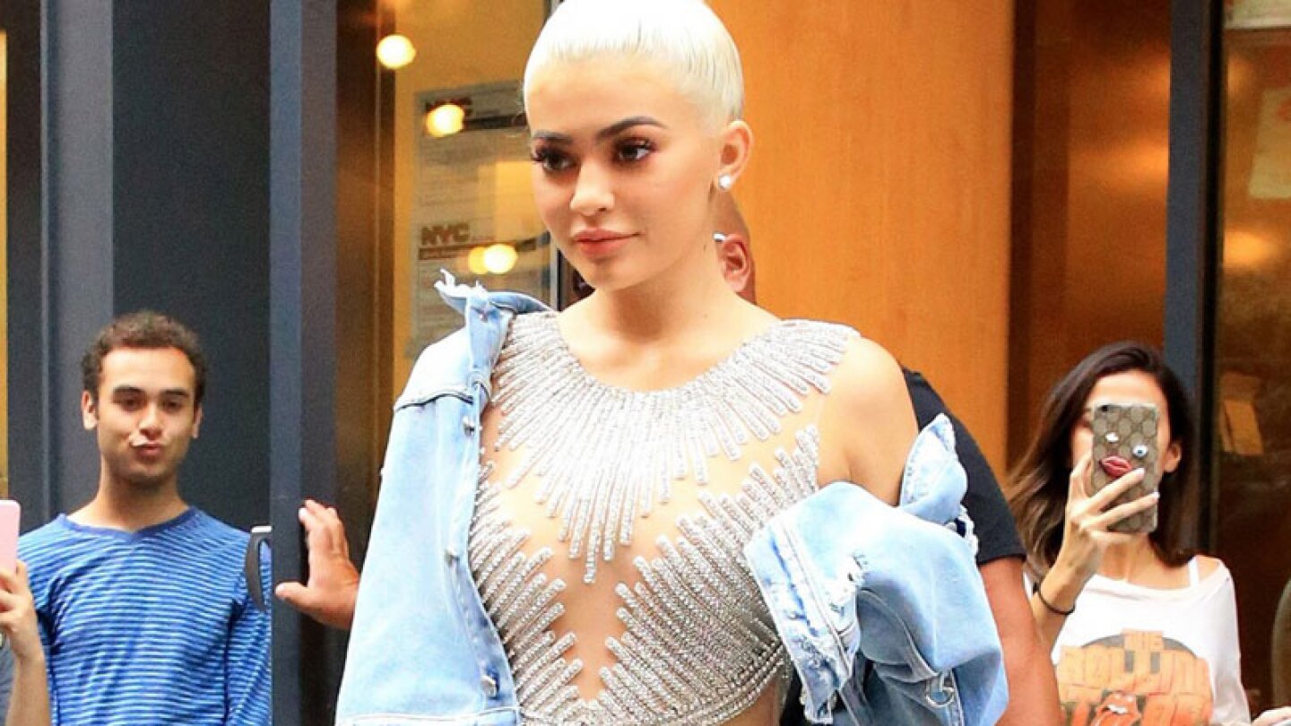 Se le alzó el vestido a Kylie Jenner y dejó al descubierto su secreto más íntimo