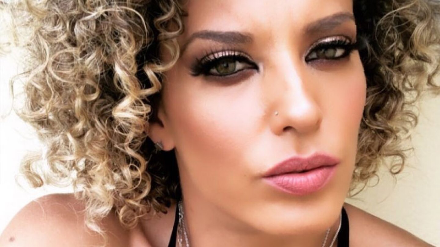 Thaily Amezcua se agacha y entierra en lo más profundo de su ser su tanga