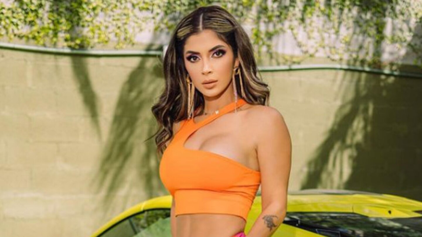 Kimberly Flores muestra resultado de la cirugía de ombligo