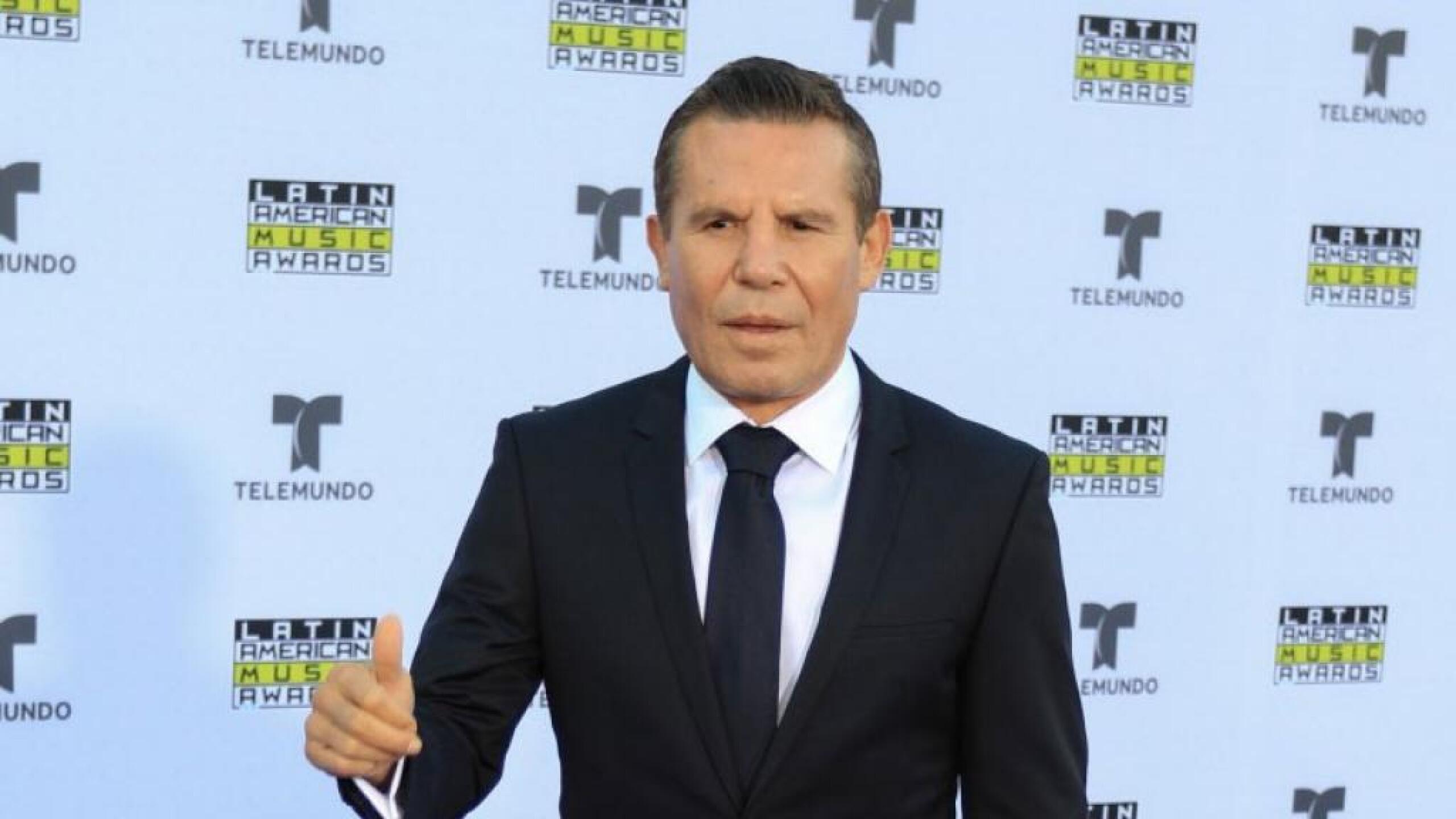 Antes de comenzar el sexto round, la esquina del peleador mexicano decidió detener la pelea.