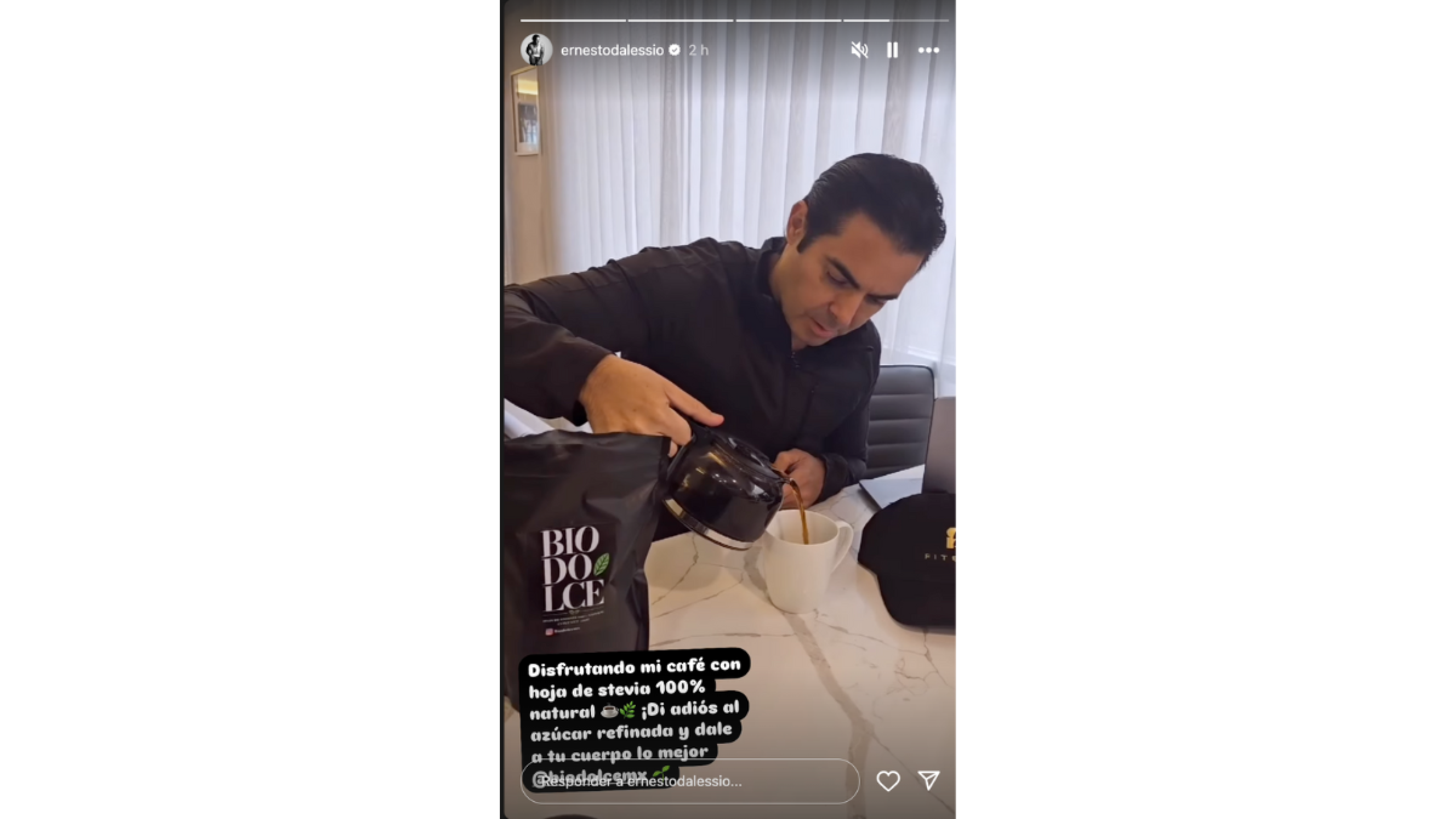 Ernesto D'Alessio preparando un café