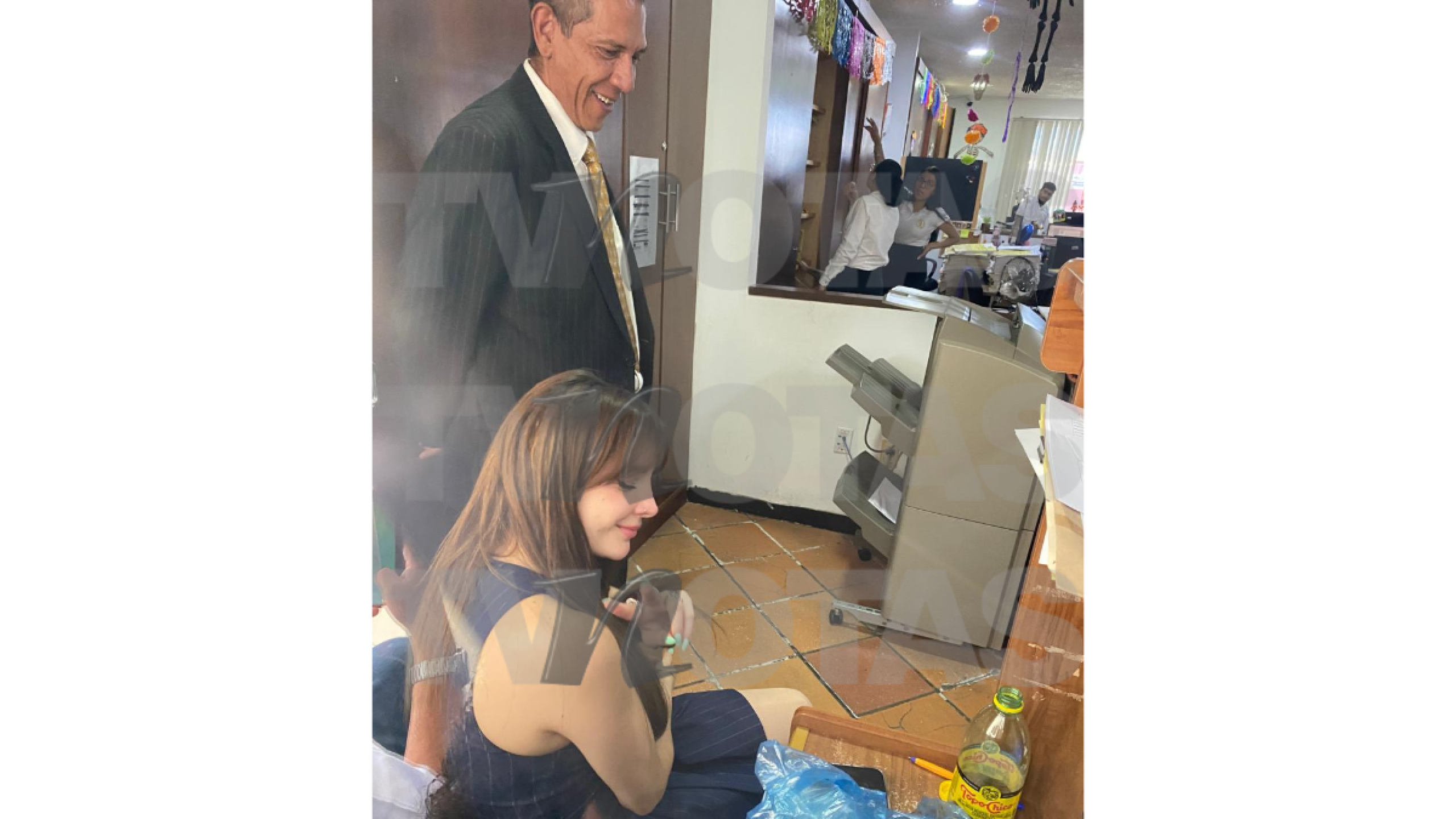 Imelda Tuñón en el juzgado con su abogado