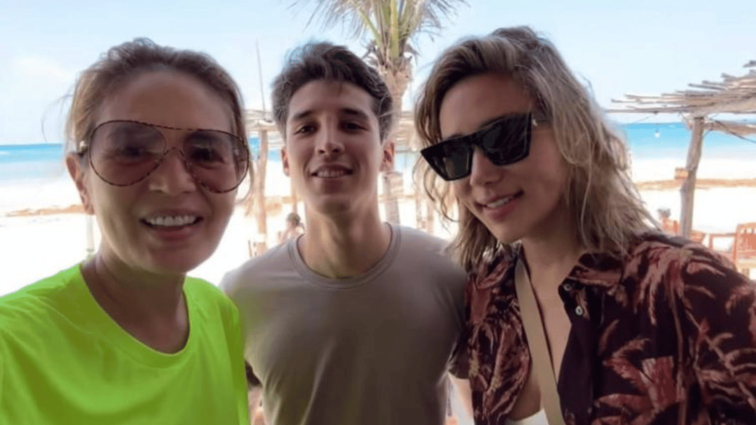 Yolanda Andrade en la playa