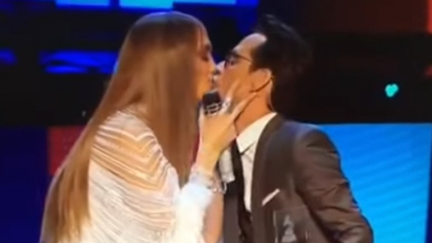 JLo y Marc Anthony besándose.