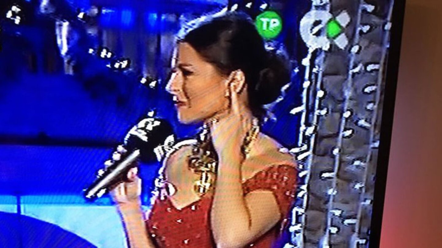 Descuido de conductora en programa de España revela su falta de lencería.