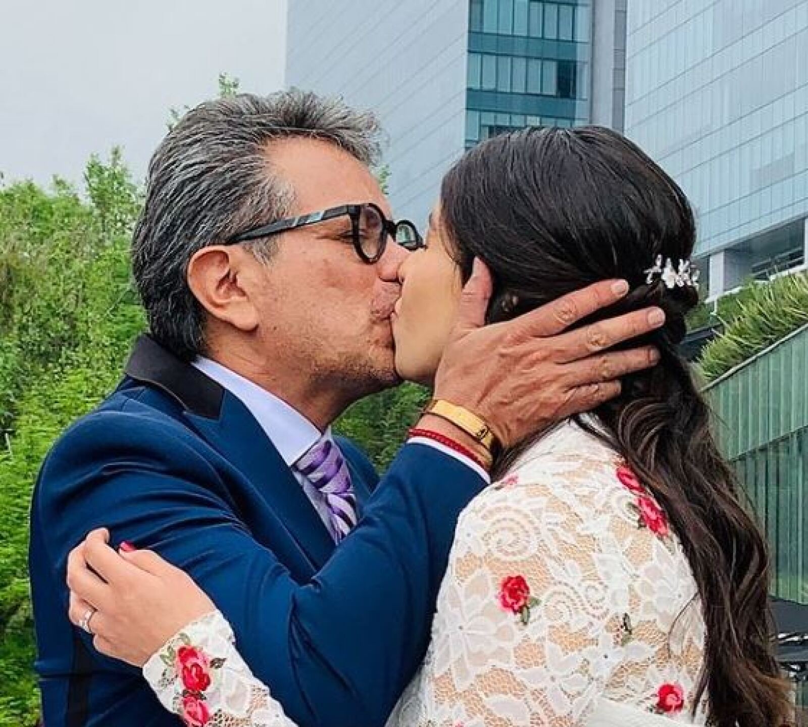 Freddy Ortega celebra un año de casado con su joven esposa