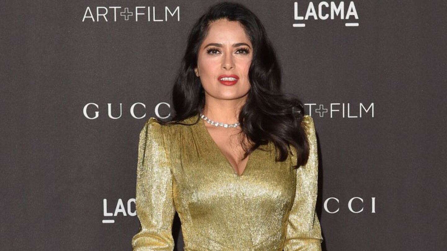 Salma Hayek despierta bajas pasiones bailando en embarrado traje de cuero.