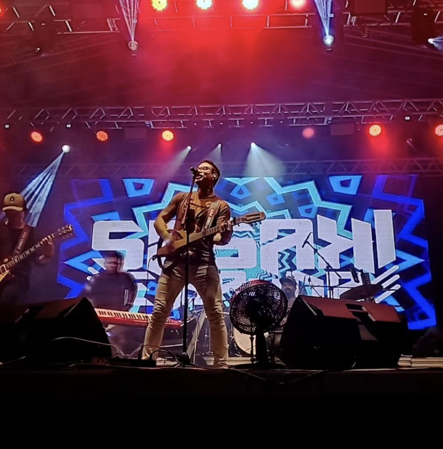 Ayres Sasaki cantante brasileño muere en trágico accidente en escenario