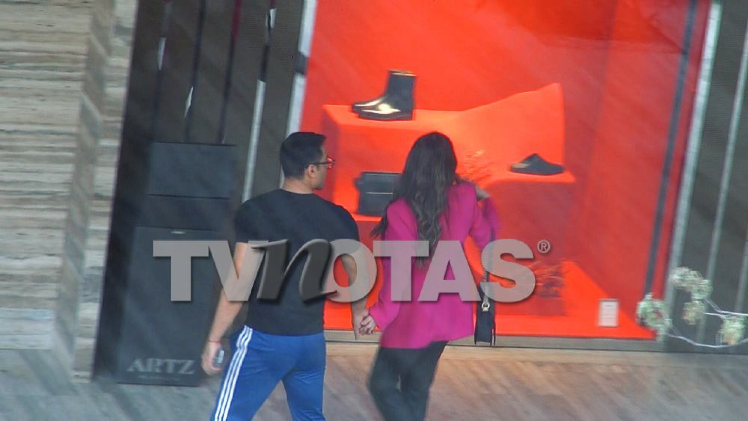 Captamos a Carlos Rivera y Cynthia Rodríguez muy felices; ¡a ella ya se le nota su pancita!