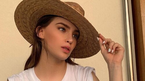 Belinda se abre la chamarra y enseña su marcado abdomen