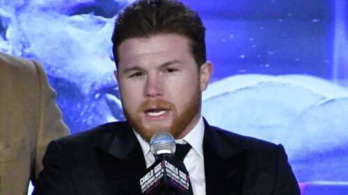 Tunden en redes al “Canelo” por mostrarse prepotente en el bautizo de su hijo