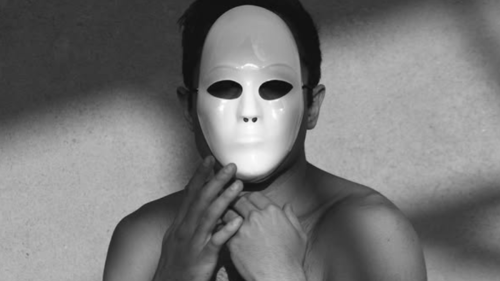 El actor Axel Arenas denuncia falta de trabajo tras ser encarcelado por asesinato