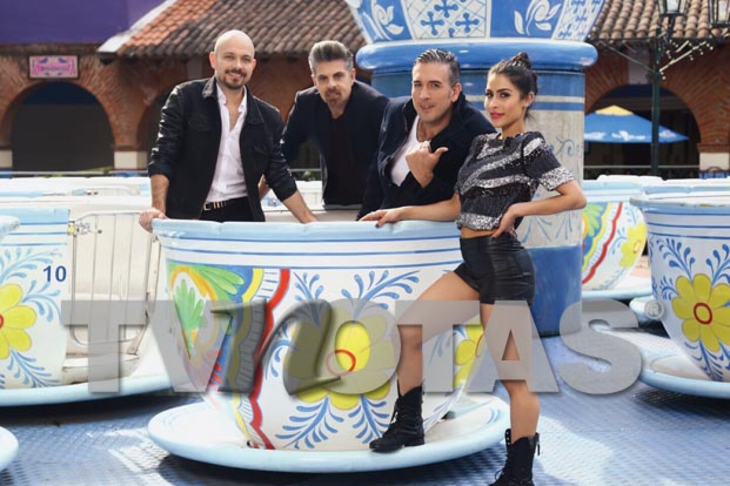 María León, de 28 años (vocalista), Ángel Baillo, de 48 (bajista), Jorge Corrales, de 38 (tecladista), y Servando Yañez, de 34 (baterista) integran Playa Limbo.