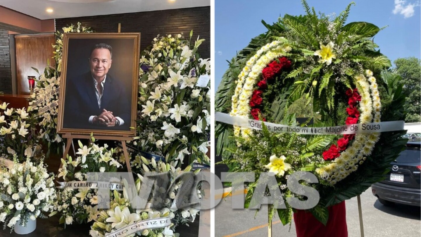 Foto de Nicandro Díaz en funeral, a la derecha corona para Nicandro Díaz