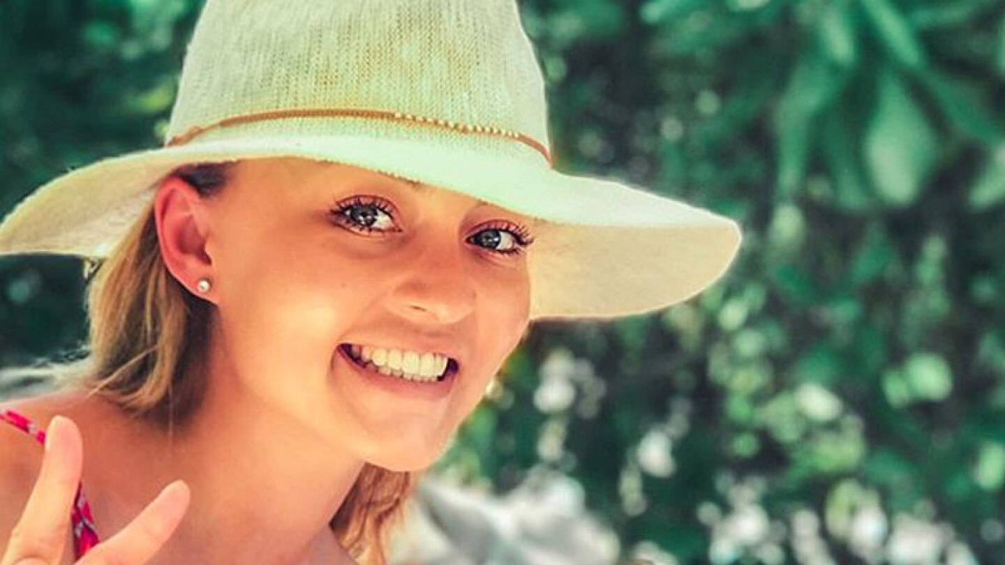 La actriz se dejó fotografiar de espaldas con ajustado bikini.