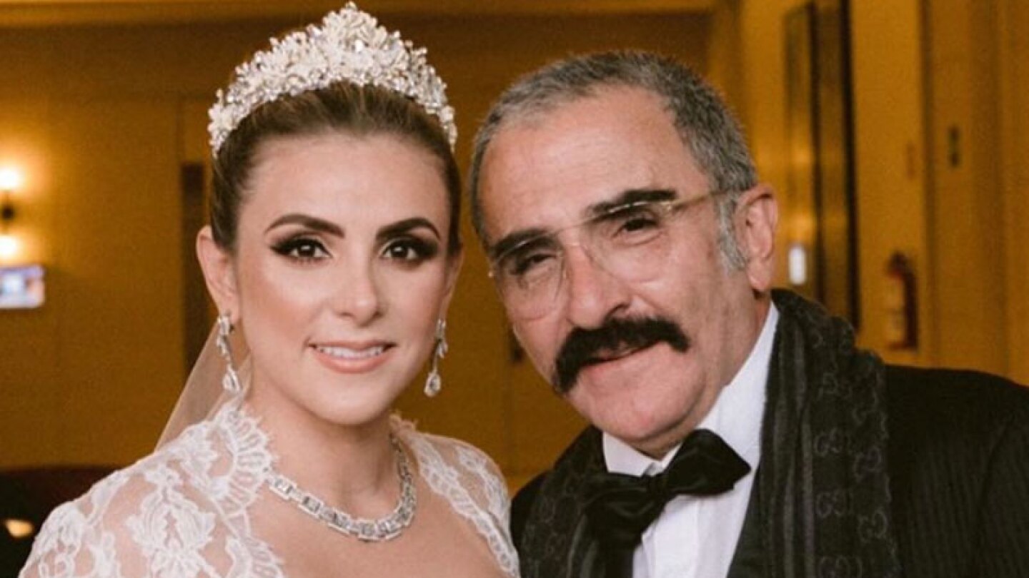 La Hija de Vicente Fernández Jr. está muy feliz 