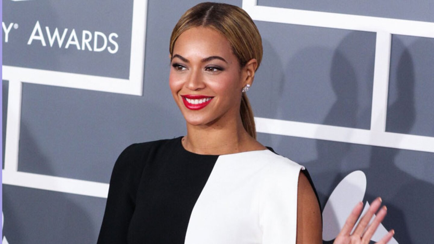 Beyoncé tiene ataque de celos y empuja a mujer por coquetear con Jay Z.