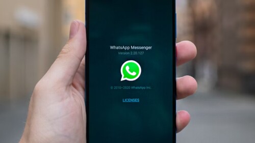 WhatsApp pantalla, mano sosteniendo teléfono