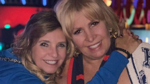 Hermana de Magda Rodríguez pone árbol de Navidad