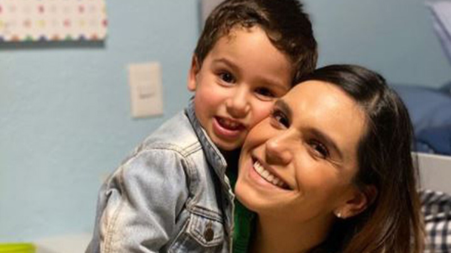 Tania Rincón y su hijo.