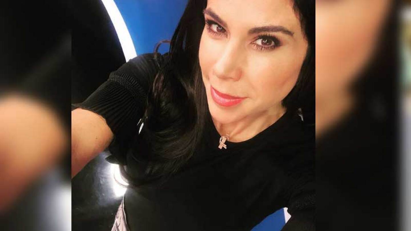 La conductora Paola Rojas presume sus atributos con un sexy bikini azul en Yucatán.