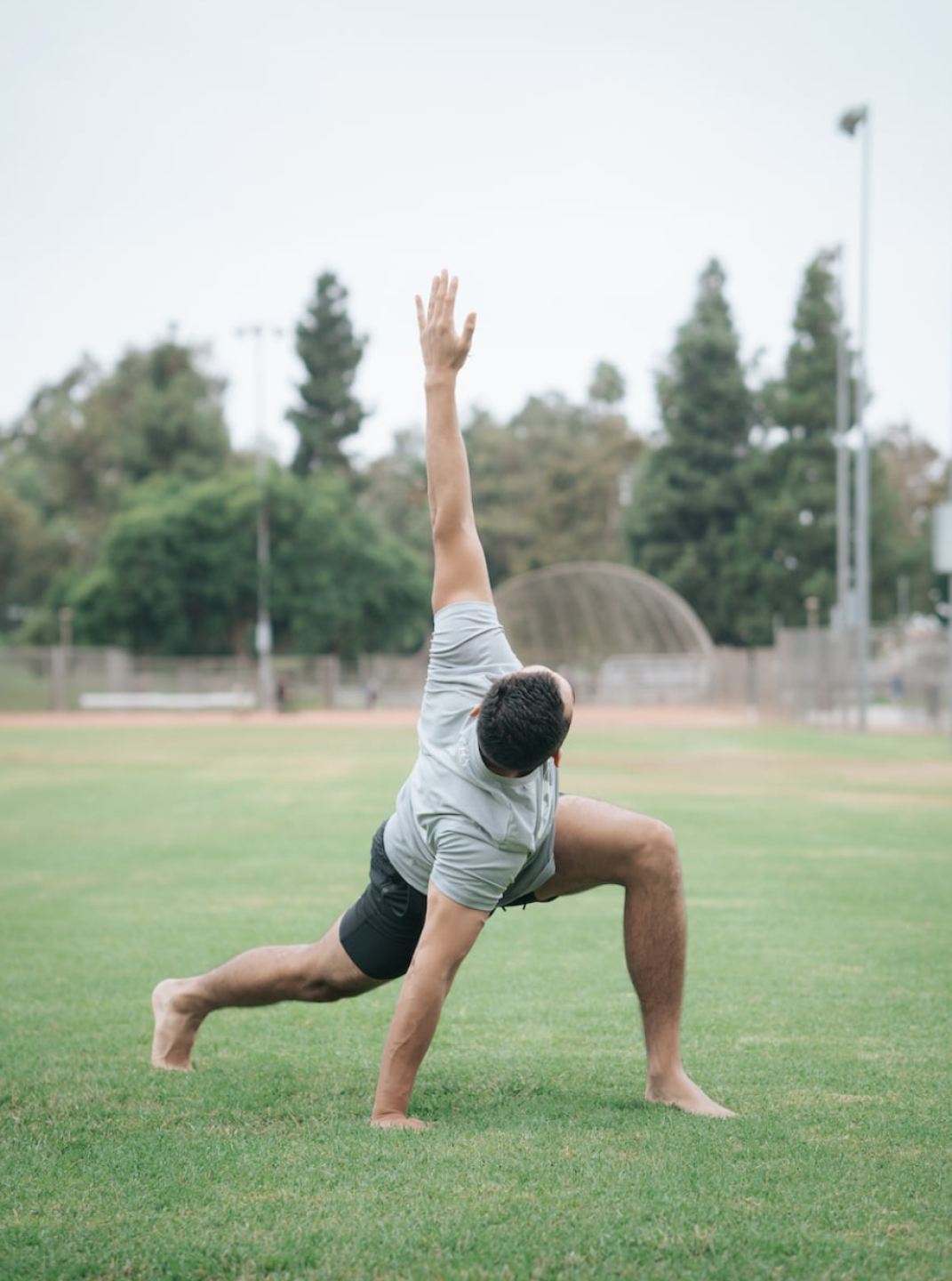 Joven haciendo yoga al aire libre