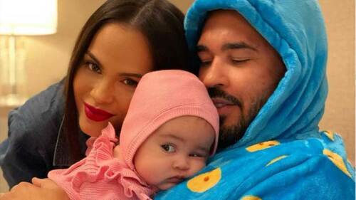 Natti Natasha tiene una hoja con su manager