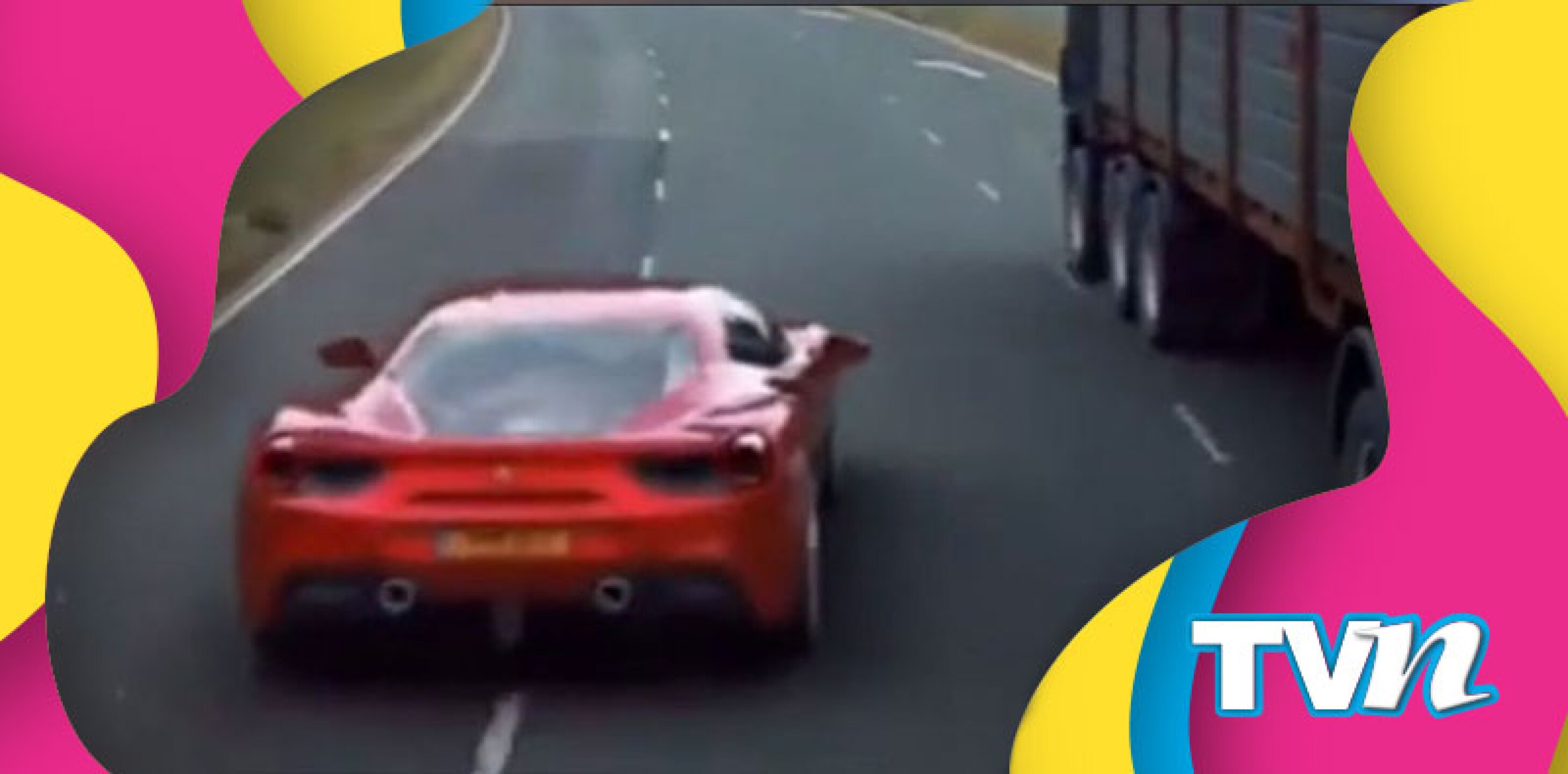 coche pasa por debajo de un camión