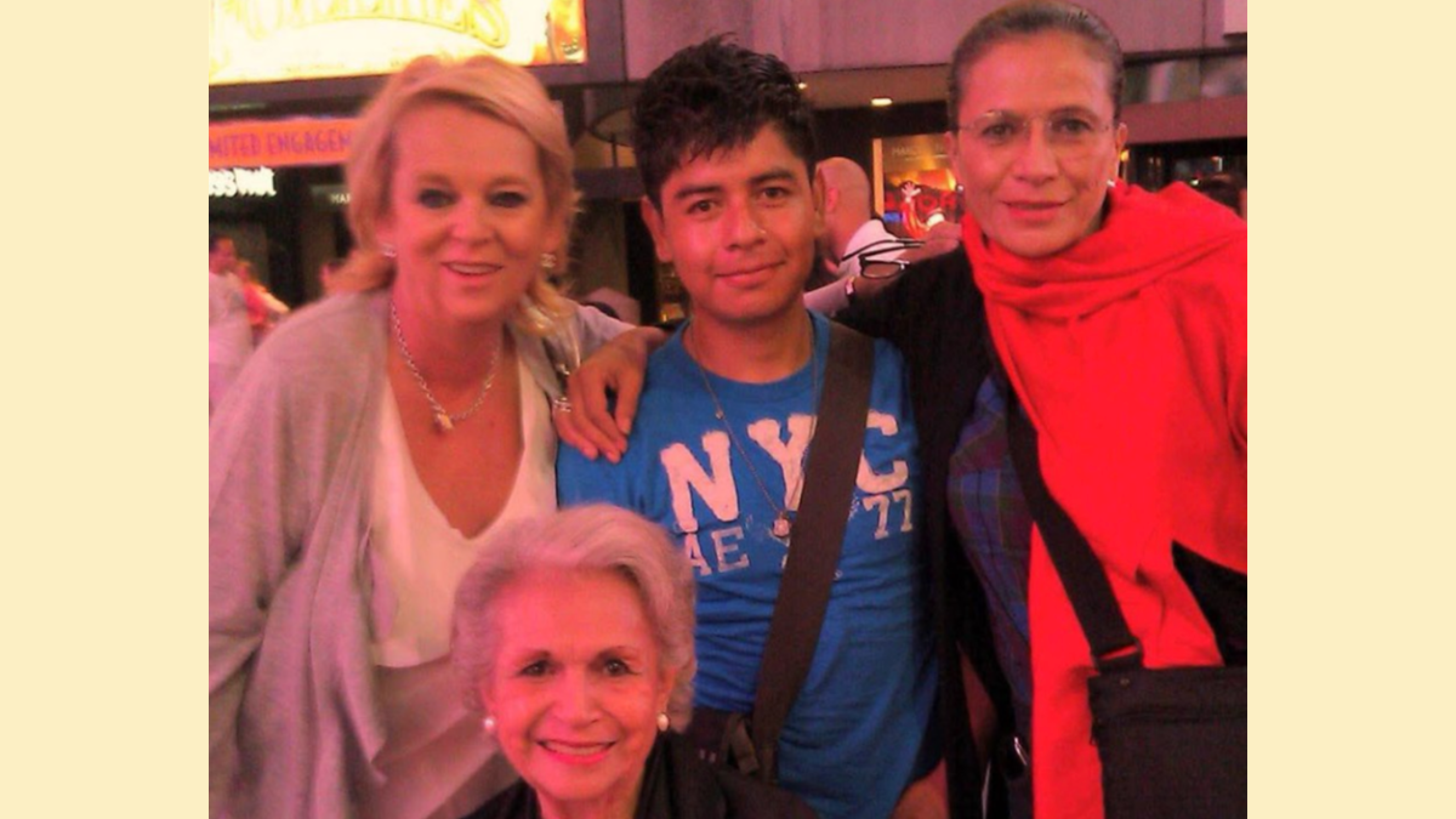 Seguidor con Martha y Patricia Reyes Spíndola