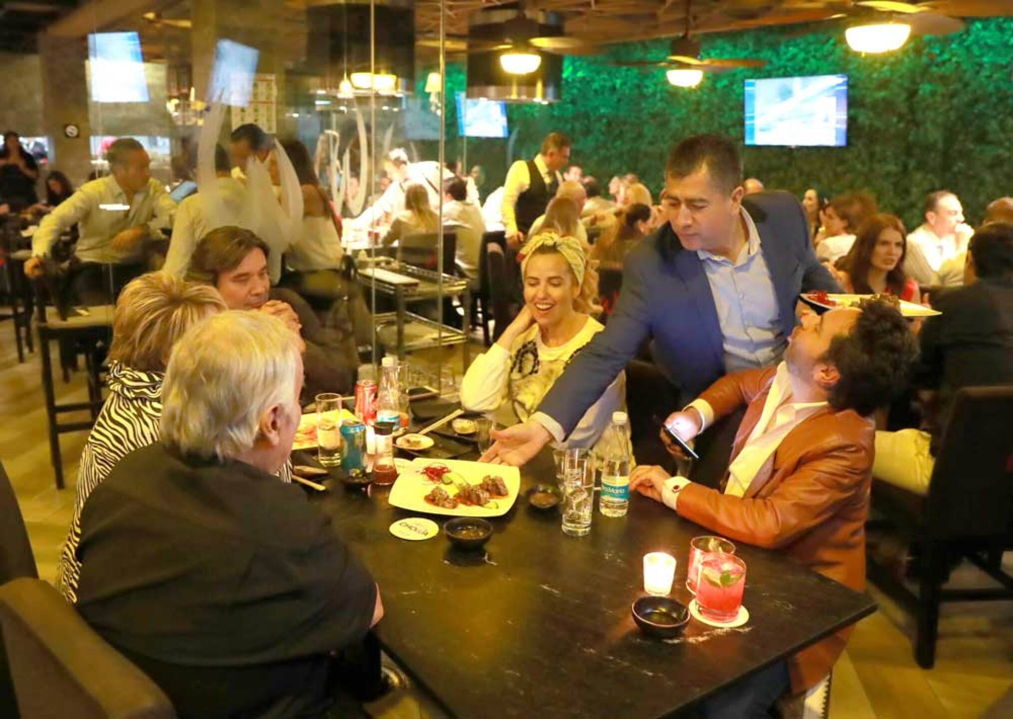 Aquí cuando les llevaron a la mesa sus deliciosos platillos.