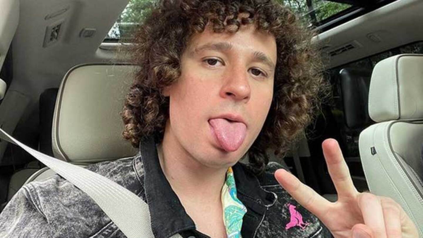 Luisito Comunica se toma fotos con sus seguidores