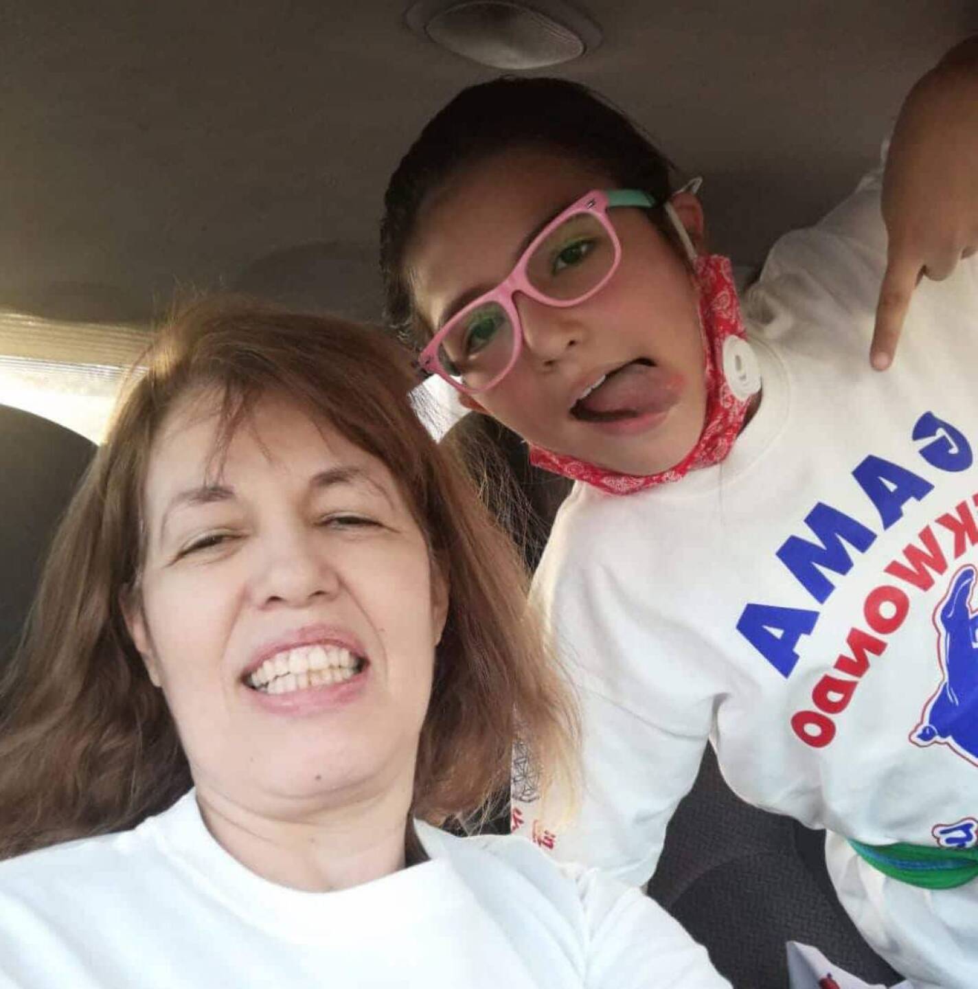 Niña vende juguetes Juegos Olímpicos