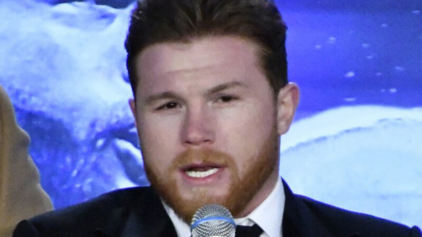 Canelo Álvarez plasma sus huellas en el Paseo de la Fama de Hollywood