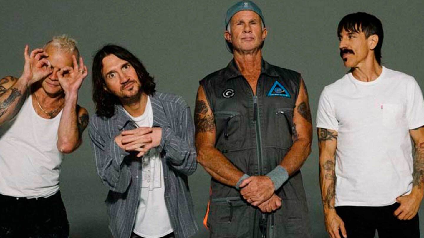 Critican a líder de Red Hot Chilli Peppers por haber salido con una joven ¡40 años mejor que él!
