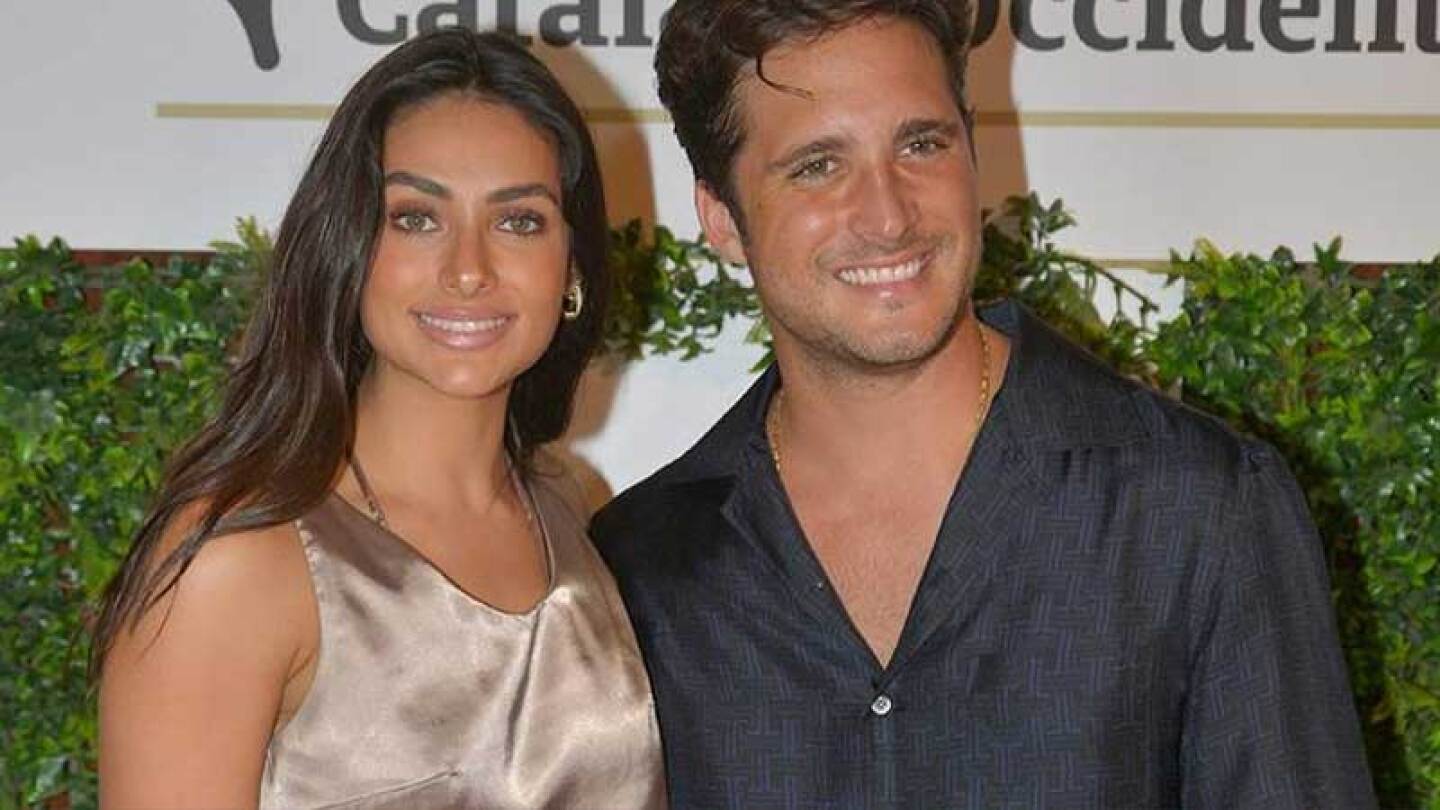 Diego Boneta y Renata Notni más enamorados que nunca.