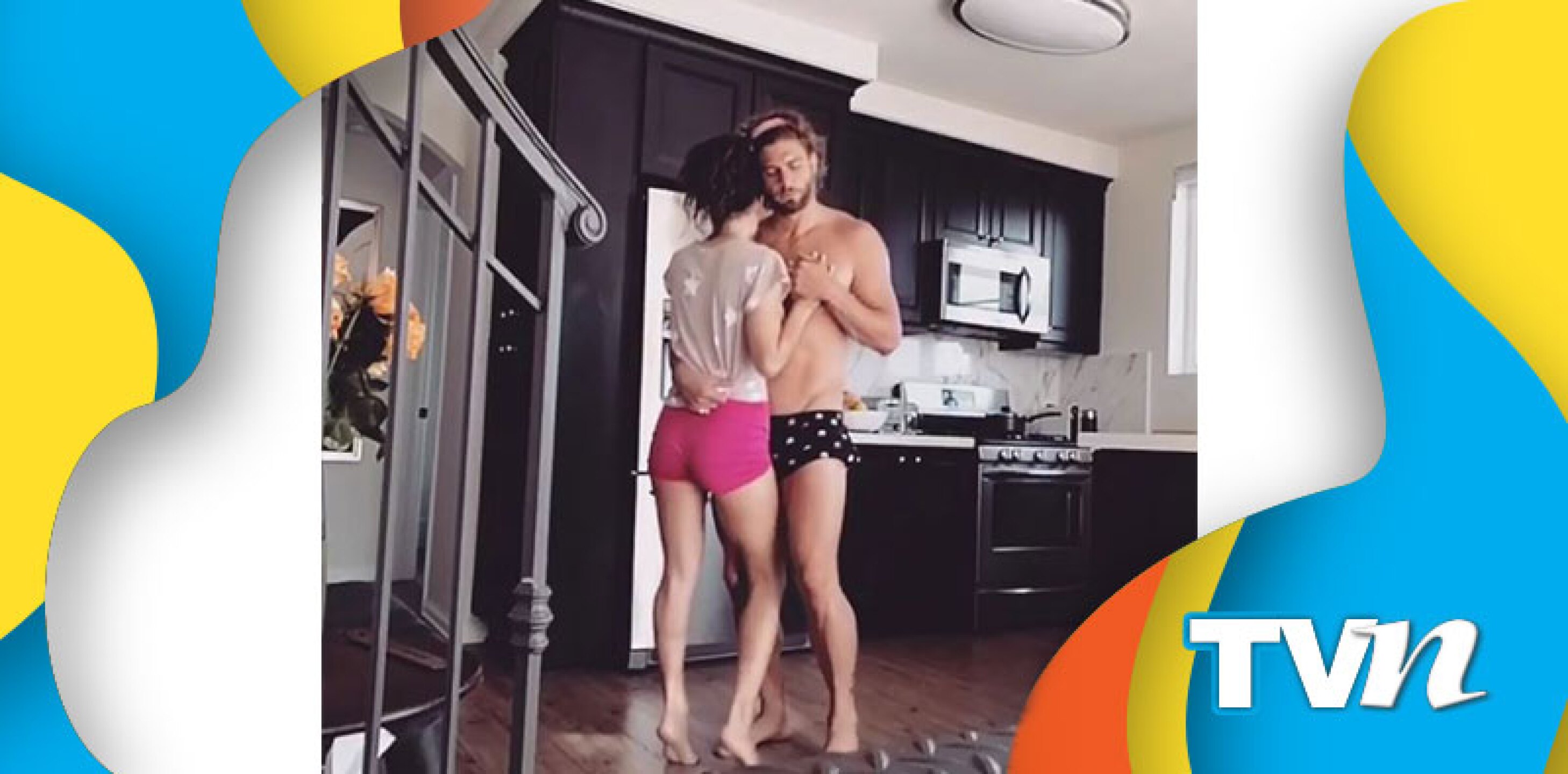 La parejita no sabe bailar.