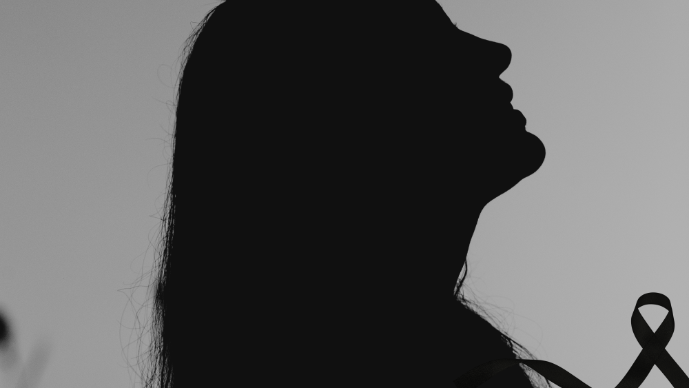 Silueta de mujer con moño negro