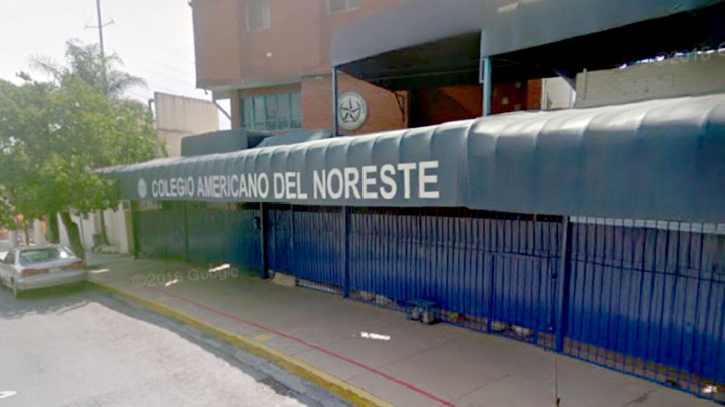 Alumno llega a la escuela y con arma en mano comienza tiroteo.