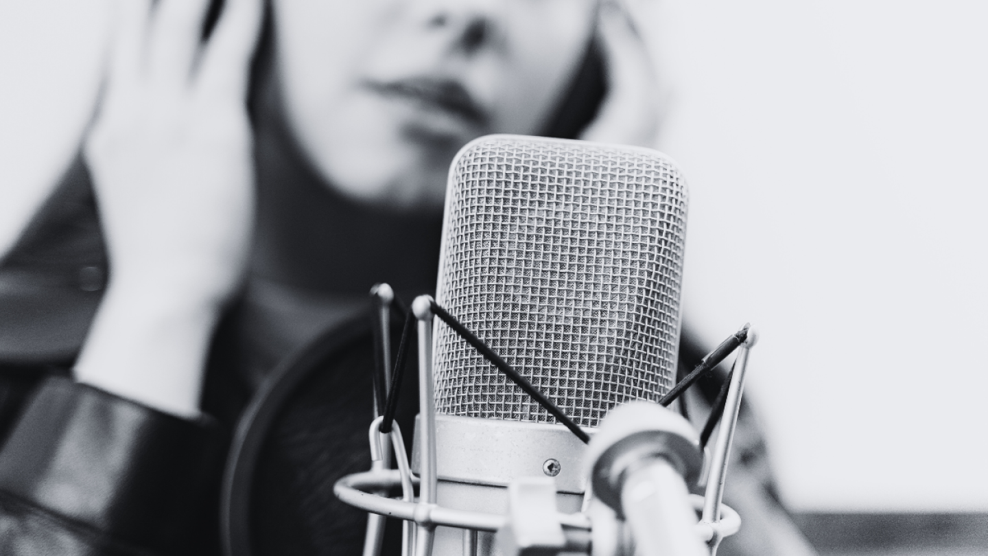 cantante en blanco y negro
