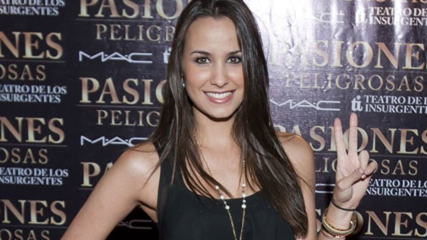 ¡Ya se le nota la pancita! Odalys Ramírez posa en diminuto bikini