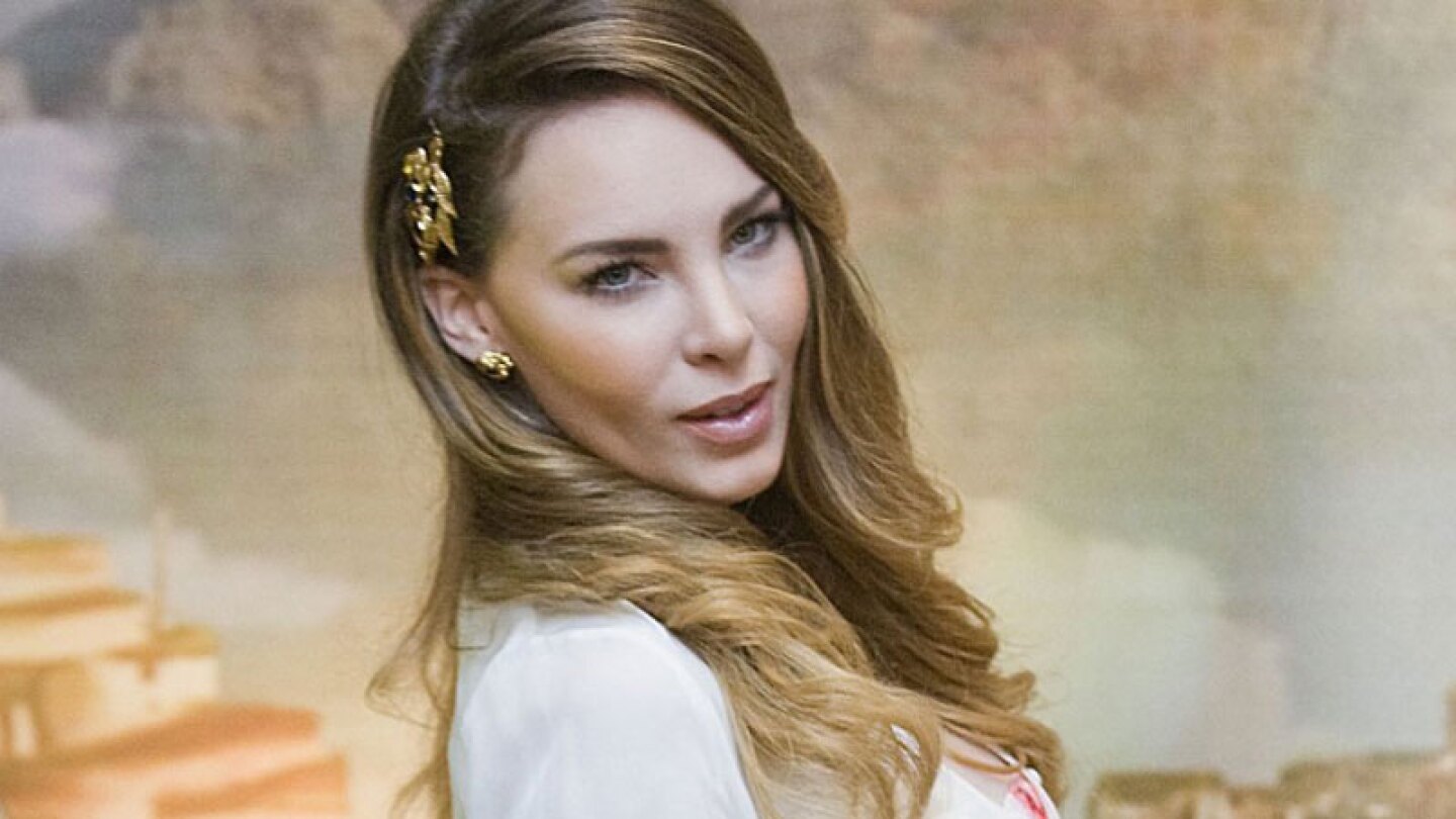 Belinda se muestra en sexys transparencias