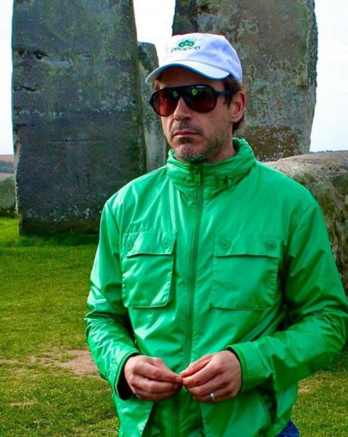 El actor se encuentra tranquilo.