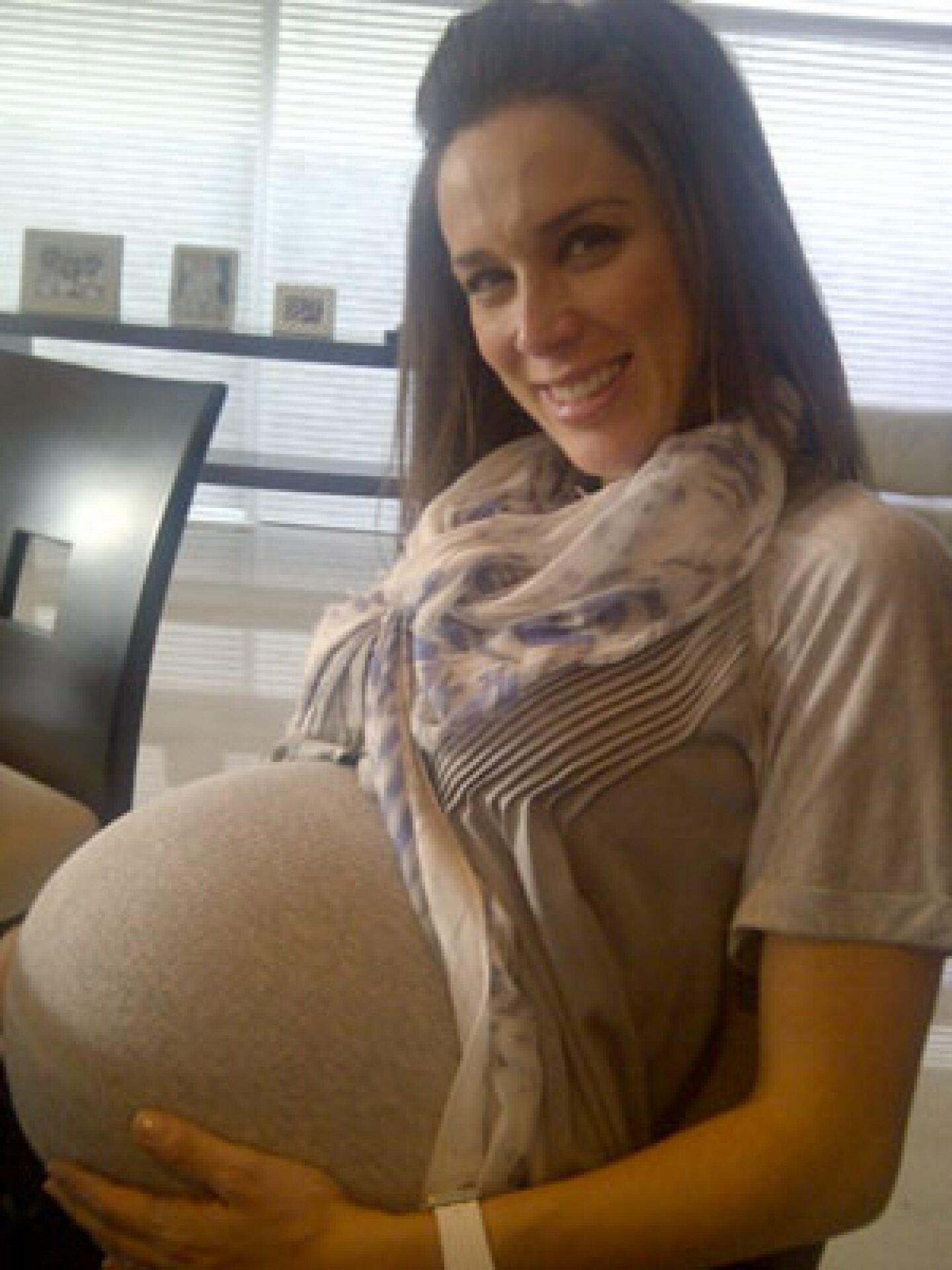 Jacqueline Bracamontes ya quiere conocer a sus pequeños, Jacqueline y Martín.