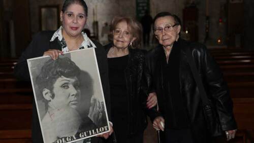 Llevaron a la ceremonia una gran foto de la cantante.