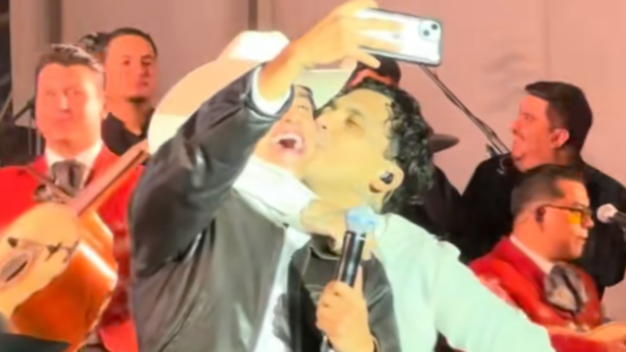 Christian Nodal desata rumores por besar a fan en concierto: “Se le ve más feliz que con Ángela”