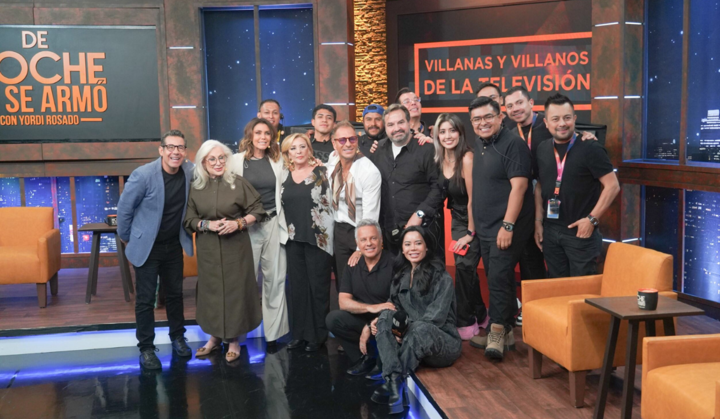 Yordi Rosado y el productor Manolo Fernández celebraron años de éxitos en Unicable con las villanas y los villanos de la televisión