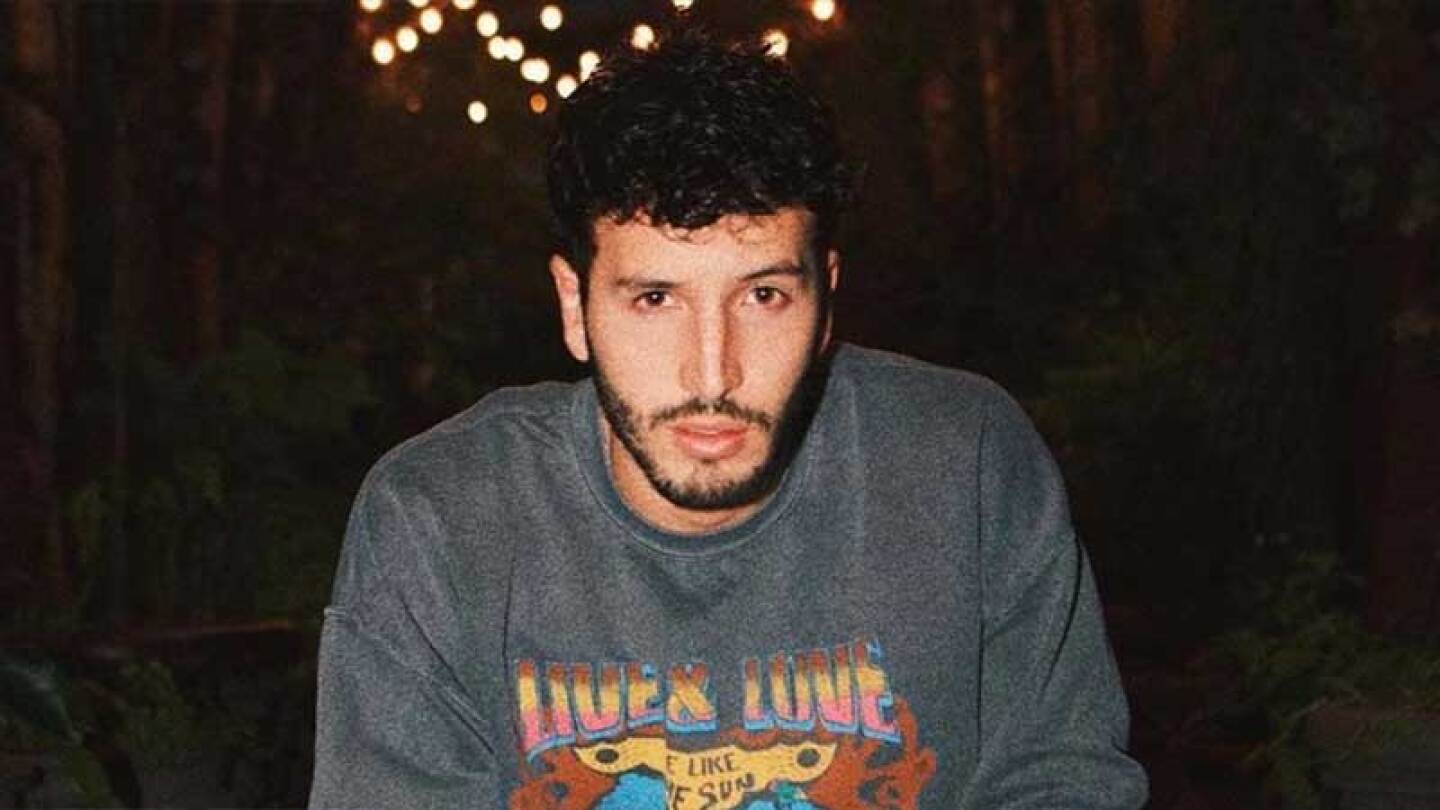 Sebastián Yatra besó a unas mujeres en la calle